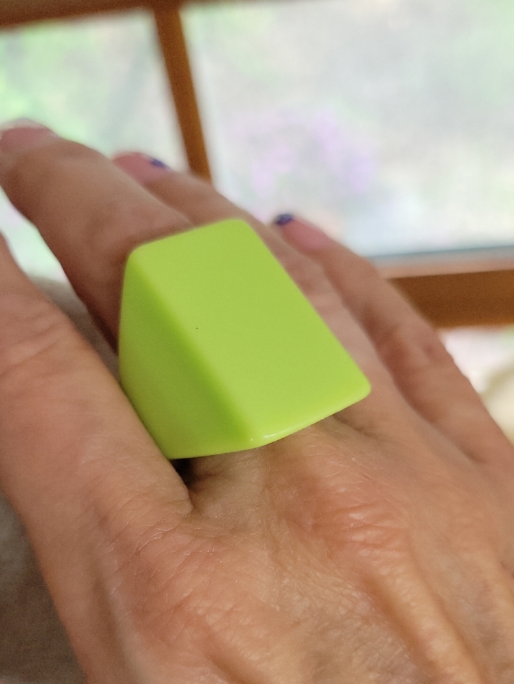 LIME GREEN BOLD STATEMENT RING - Picture 3 of 7